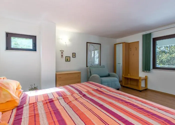 Apartment With Balcony And 1 Njivice