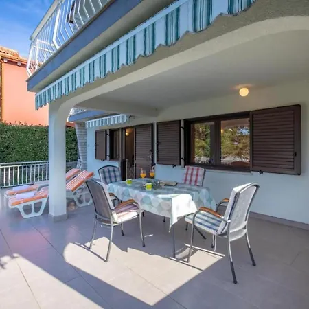 With Balcony And 1 Lägenhet